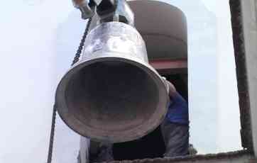 la nuova campana installata sul campanile della parrocchia Sant'Andrea