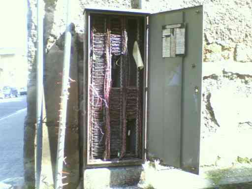 la cabina Telecom di via Santa Lucia