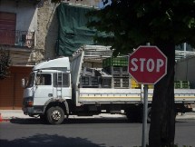 Il camion fermo su Via Roma