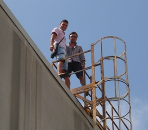 Due operai Chirico durante una protesta sul tetto dello stabilimento