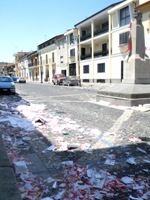 Via Cavour, rifiuti dopo la manifestazione