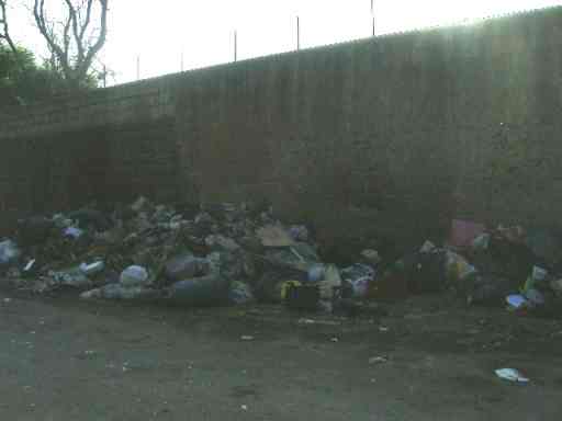i rifiuti rimasti dopo l'intervento dell'Esercito, ossia quelli non sversati dal Comune