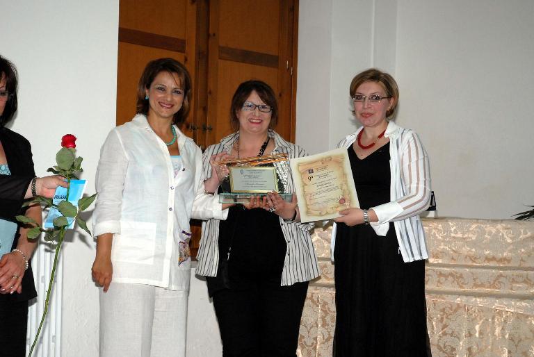 2ª classificata sez. lingua. La prof.ssa Clelia Verde e la dott.ssa Enrica Cristiano consegnano il premio a Mariella Larenza 