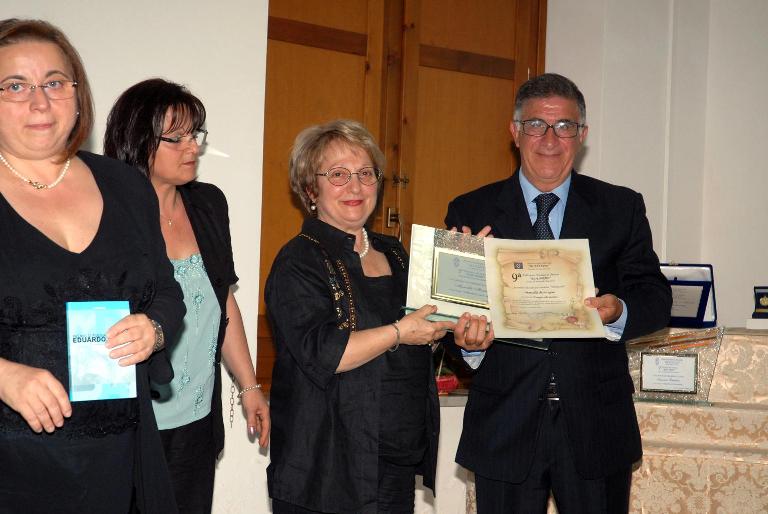 2ª classificata sez. vernacolo. Il presidente della Pro Loco Renato Del Vecchio consegna il premio alla leccese Marcella Montagna 