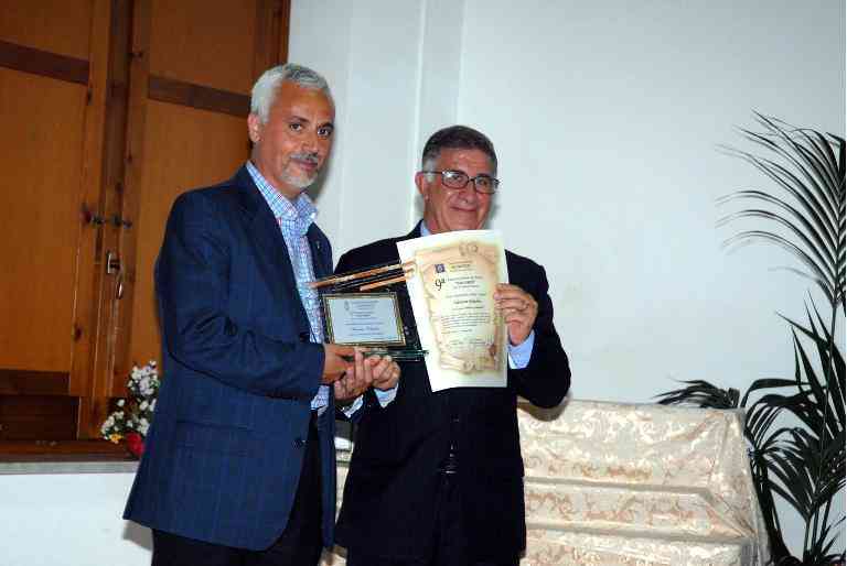 3° classificato sez. lingua. Il presidente della Pro Loco Renato Del Vecchio consegna il premio a Salvatore Palladino 