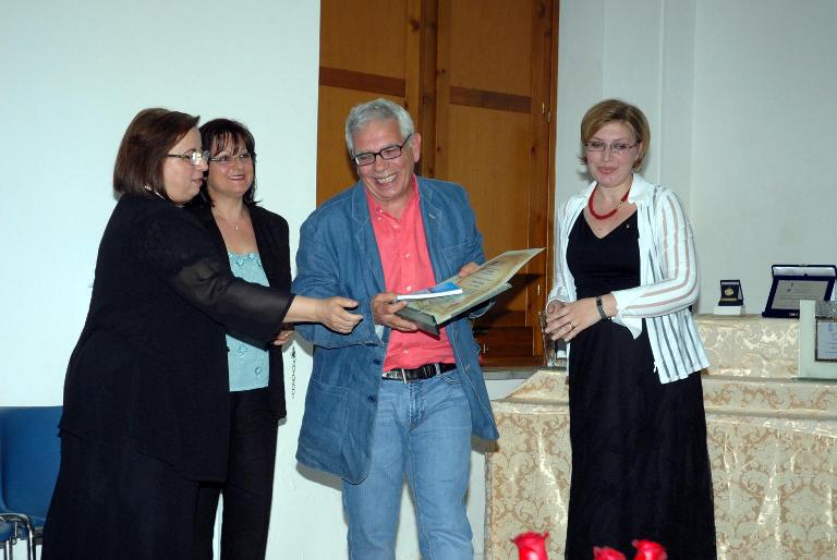 3° classificato sez. vernacolo. La prof.ssa Clelia Verde, Angela Mare e Rosita Cecere consegnano il premio al delegato di Vincenzo Cerasuolo 