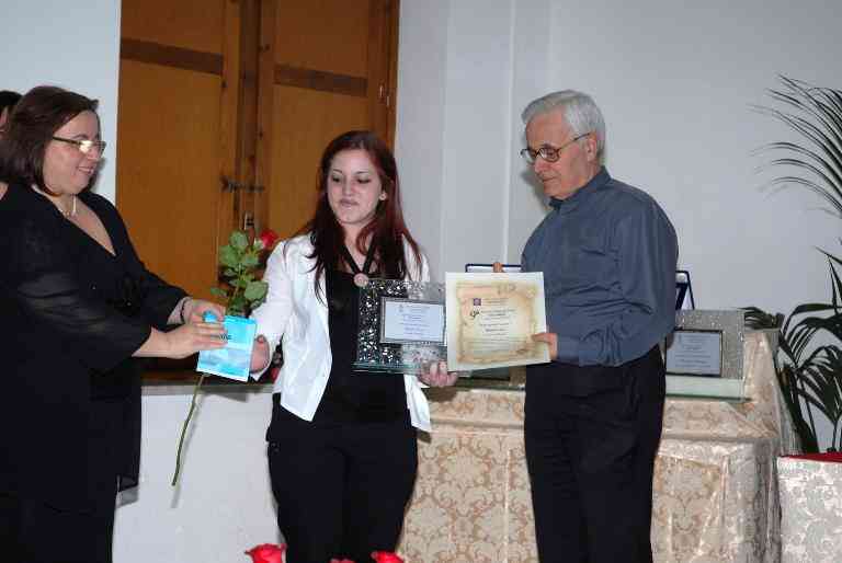 P. Pasquale Simone ed Angela Mare consegnano il Premio Giovani a Rosaria Lucci 