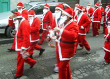 la sfilata dei Babbi Natale a Trentola Ducenta