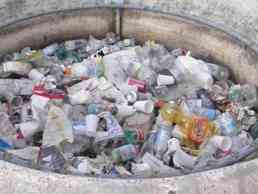 la fontana di Piazza Falcone e Borsellino colma di rifiuti
