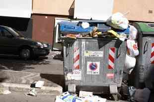 rifiuti non raccolti in via Raiola