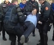 un manifestante viene allontanato dagli agenti