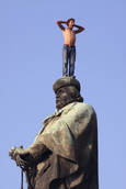 Immigrato sulla statua di Garibaldi (foto www.ansa.it)