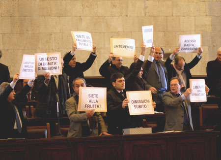 proteste durante la seduta del Consiglio Comunale