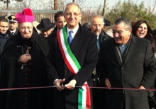Monsignor Milano, il sindaco Piemonte e il presidente Cesaro tagliano il nastro