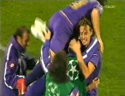 la Fiorentina che festeggia dopo la vittoria col Lione