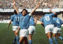 Diego Armando Maradona esulta per il primo scudetto