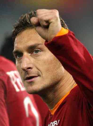Francesco Totti autore del secondo gol su punizione