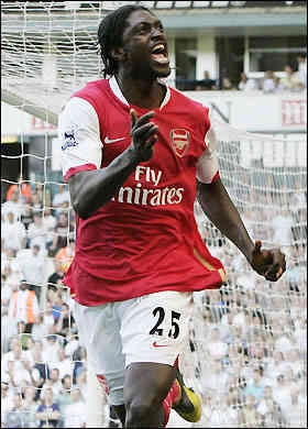 Adebayor autore del pari dell'Arsenal