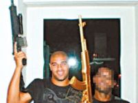 Adriano nella foto pubblicate tempo fa su un quotidiano brasiliano che lo ritraeva con un fucile in mano (dal web)