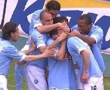 Bogliacino abbracciato dai compagni dopo il gol del 2-1