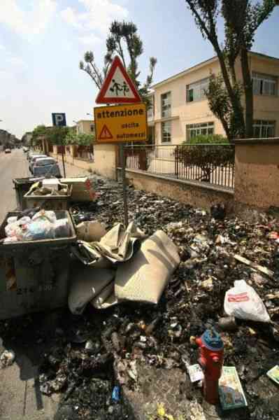 strade invase dai rifiuti