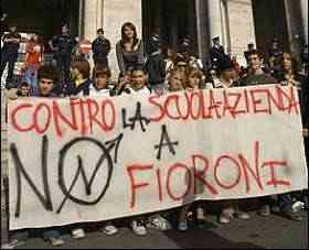 studenti manifestano contro Fioroni