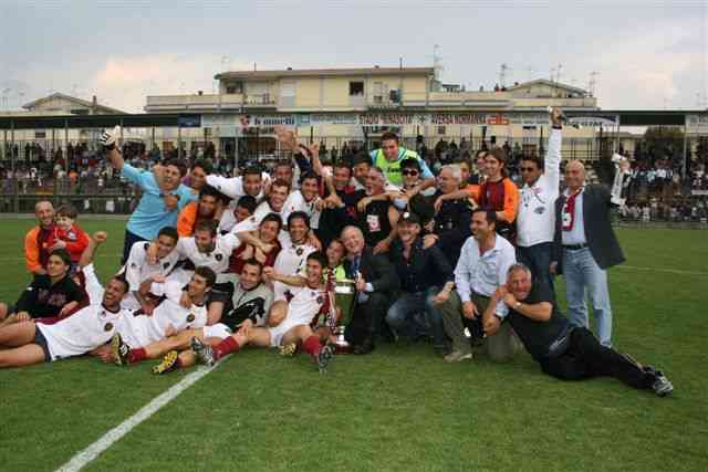 la squadra durante la festa del 25 aprile per la conquista della Coppa Italia serie D 