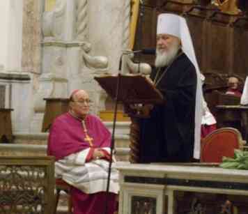 Kirill nella cattedrale con il Vescovo di Aversa Mario Milano