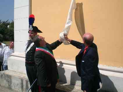 il sindaco Cristiano scopre la targa dedicata a Nuvoletta