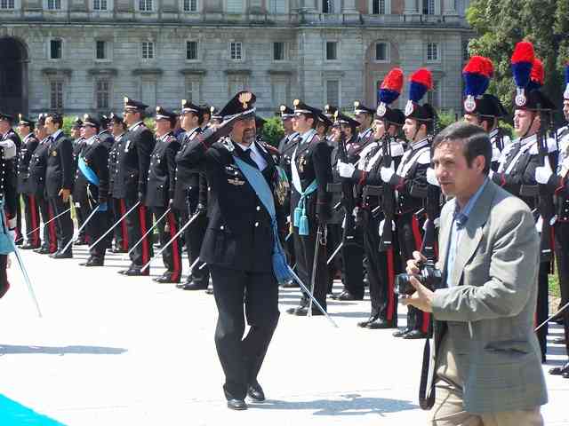 il colonnello Burgio saluta la schiera di Carabinieri a Palazzo Reale