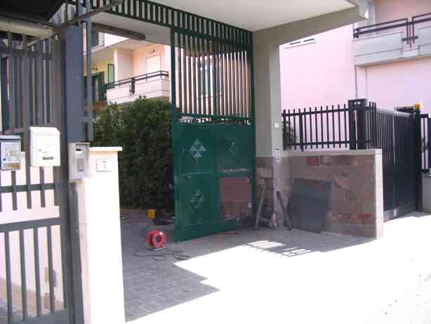 l'ingresso dell'abitazione del sindaco, in via Sturzo