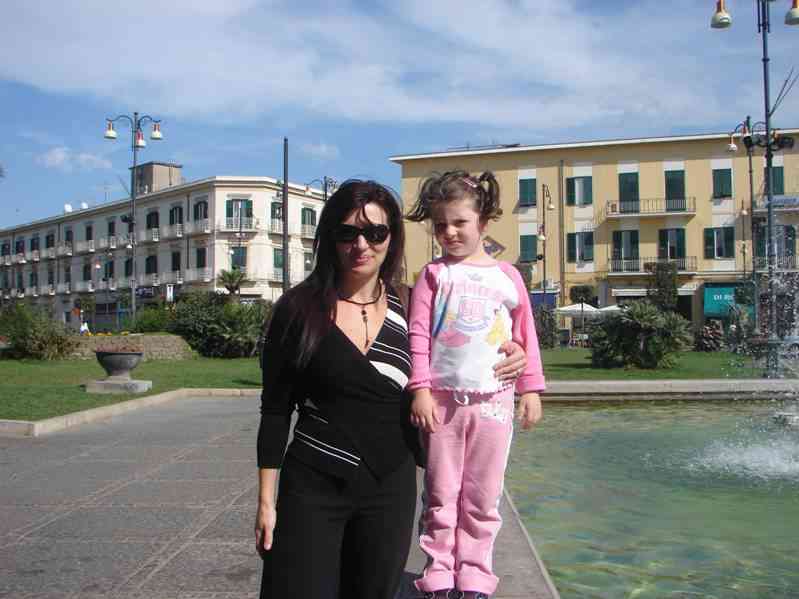Lina in città con la figlia