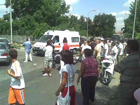 L'ambulanza del 118 trasporta i feriti all'ospedale
