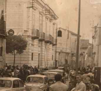 Anni '50, il Municipio visto dalla chiesa