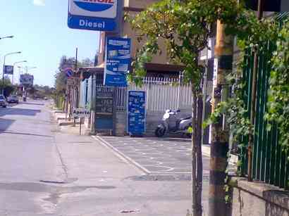Sulla destra il palo arrugginito all'angolo tra il distributore Tamoil e via D'Annunzio