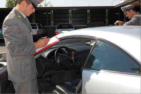 L'Audi Q7 sequestrata dai finanzieri di Marcianise