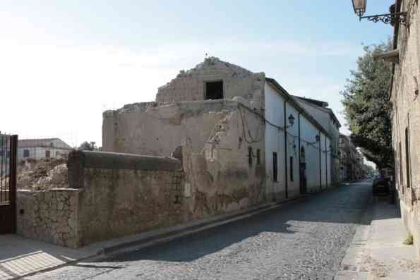 la struttura demolita adiacente all'antico palazzo del Borgo