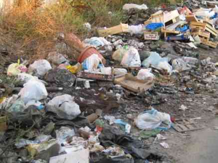 rifiuti in strada (foto tratta da una recente mostra fotografica a Parete)