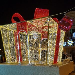 Pacchi Di Natale.Natale A Gricignano In Piazza Un Pacco Di Luci All Insegna Della Solidarieta Pupia Tv