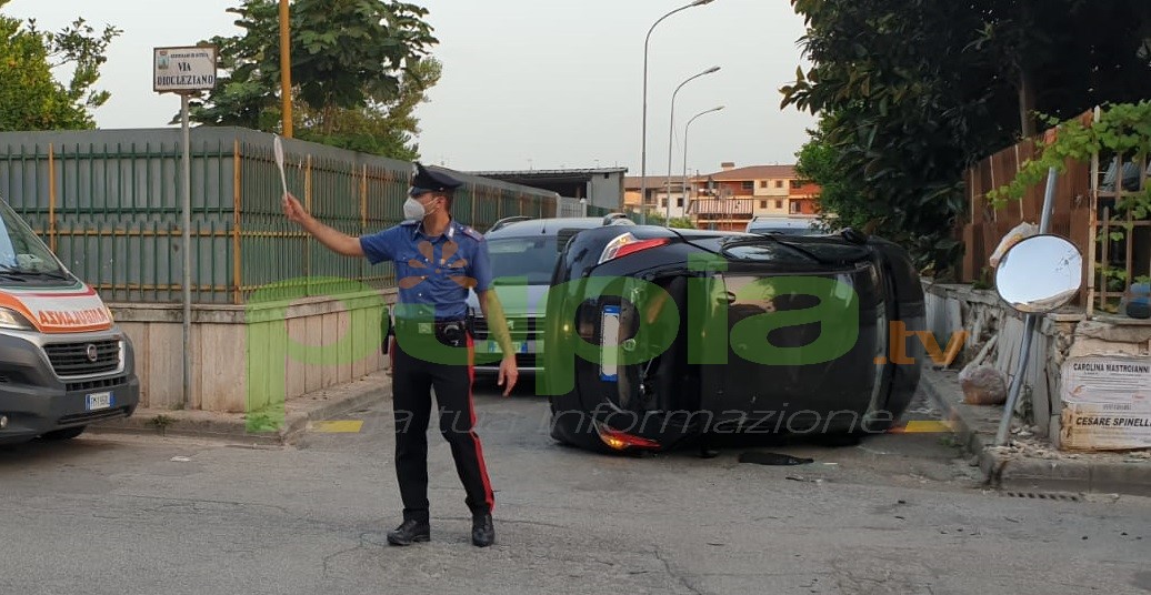 Gricignano, incidente in Via Diocleziano auto si ribalta Pupia.tv