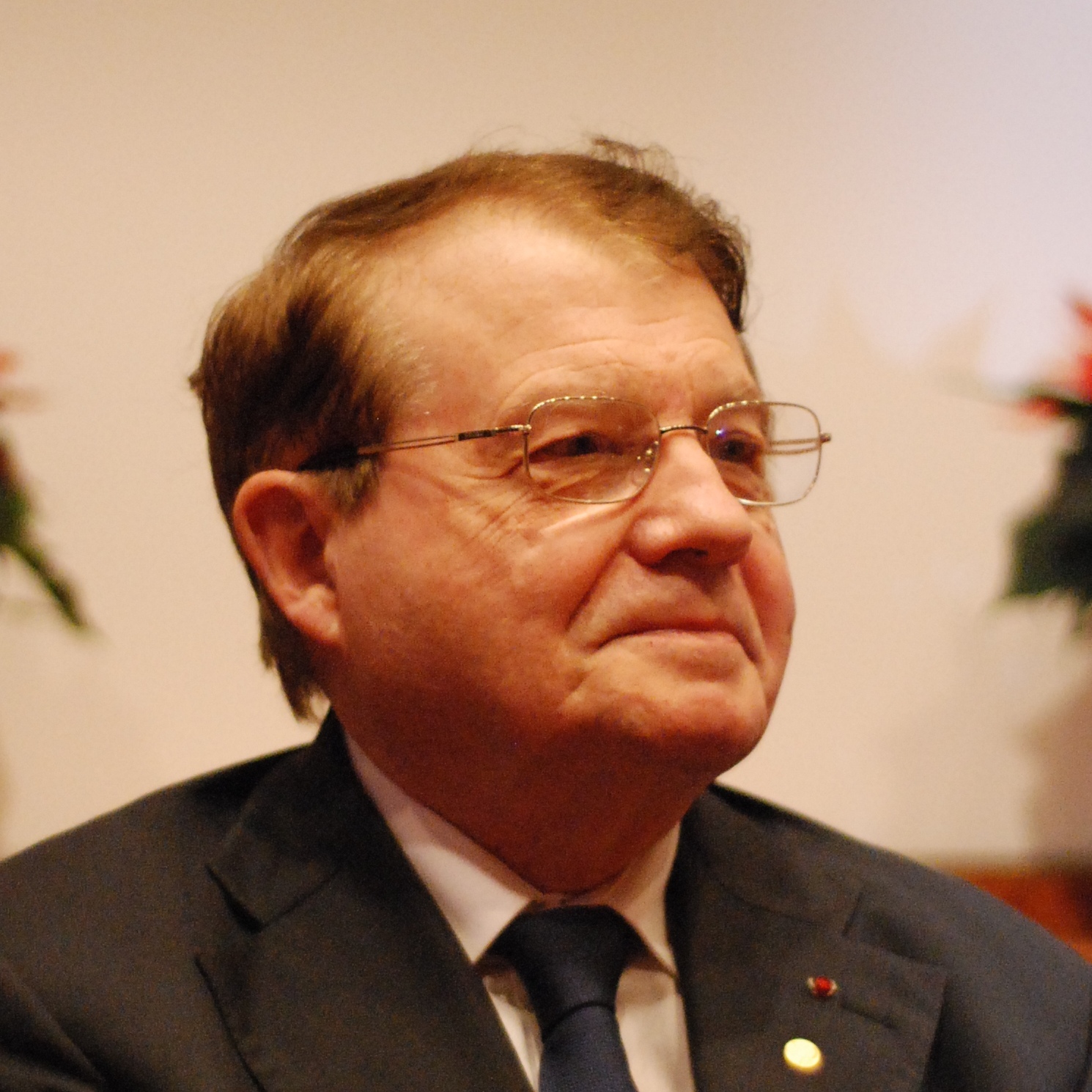 Luc_Montagnier-press_conference_Dec_06th,_2008-1_crop_edit_1310415907307857