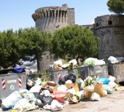 rifiuti nei pressi della zona collinare