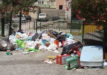 Rifiuti abbandonati in strada