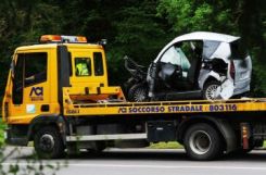 Una minicar distrutta in un incidente