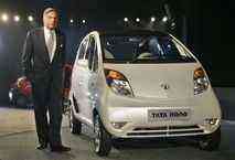 Ratan Tata al finaco della nuova Tata Nano