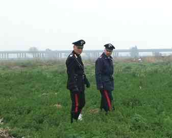 i Carabinieri sul terreno sequestrato