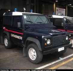 un fuoristrada Defender dei Carabinieri