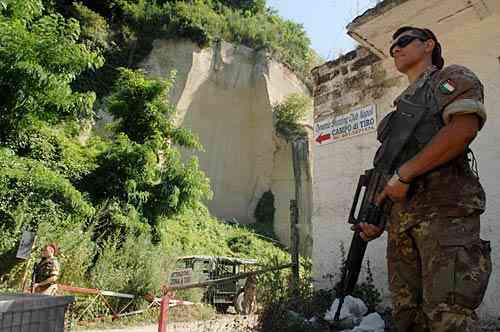 militari proteggono la cava di Chiaiano