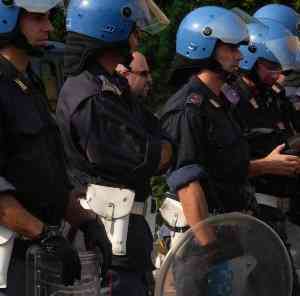 sul posto sono presenti centinaia di poliziotti in tenuta antisommossa