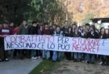 Scuola, protesta studenti in piazza. Gelmini: “Solo centri sociali”